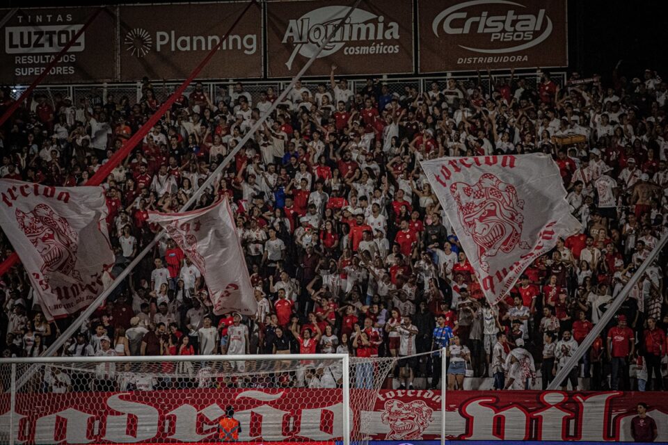 Torcida do Vila Nova no estádio Onésio Brasileiro Alvarenga