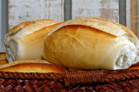 Adolescente tenta matar a mãe com pão envenenado por raticida na Bahia Menina de 15 anos colocou o veneno em pães que a mãe comeria