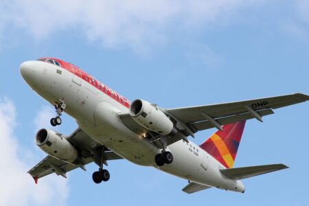 Juiz manda companhia aérea pagar R$ 30 mil a casa goiano por atraso em voo internacional