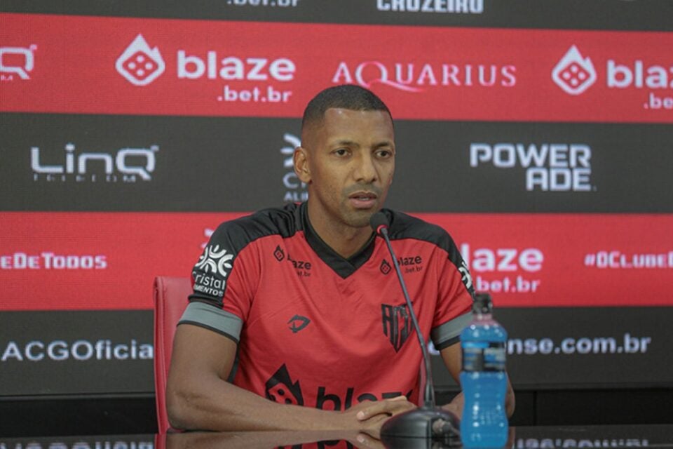 Jean Dias em apresentação no Atlético Goianiense
