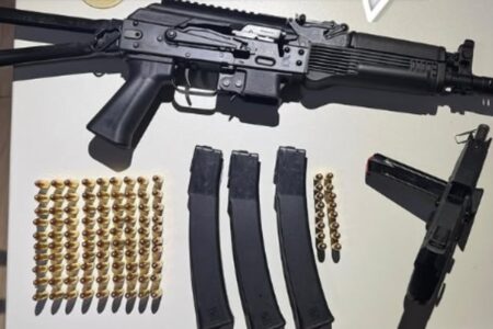 Homem é preso com arsenal de armas após ameaçar a ex-mulher, em Souzalândia