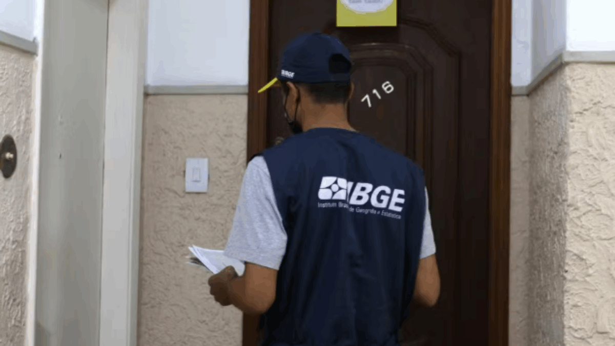 Imagem de uma pessoa usando o uniforme do IBGE