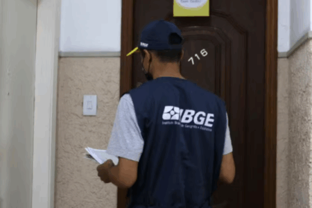 Imagem de uma pessoa usando o uniforme do IBGE