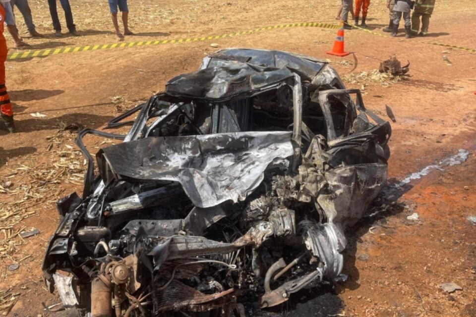 Imagem do carro após o incêndio
