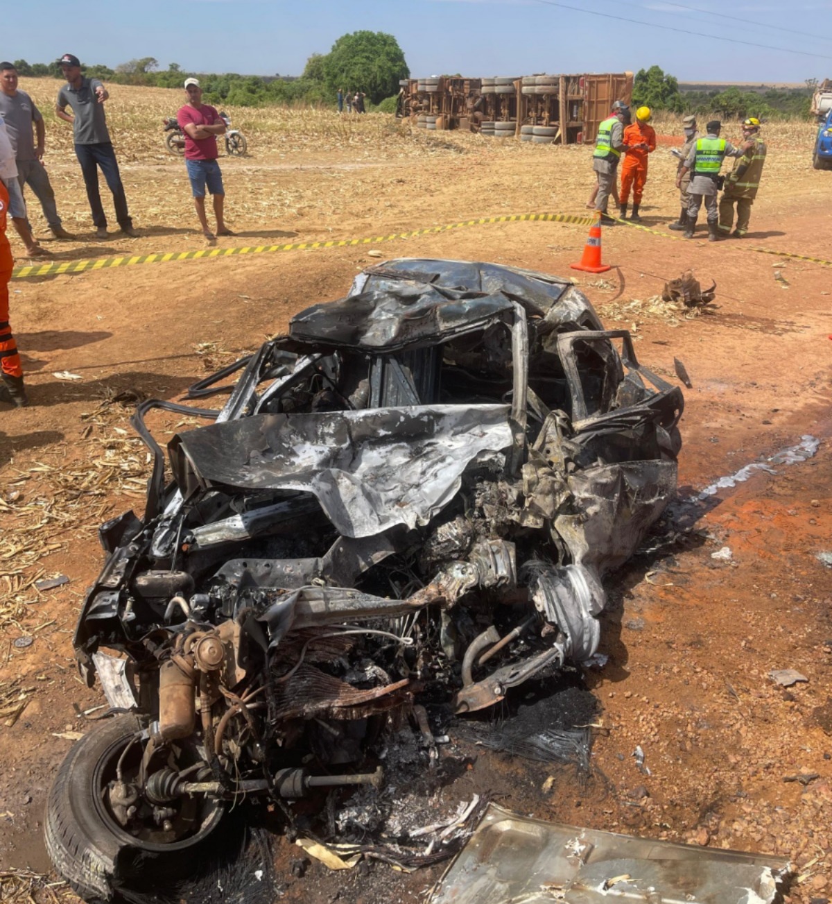 Imagem do carro após o incêndio