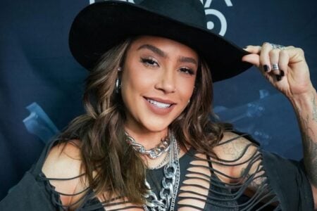 Pouso de emergência de avião com Lauana Prado foi realizado após porta da aeronave abrir durante voo Piloto decidiu pousar em Goiânia