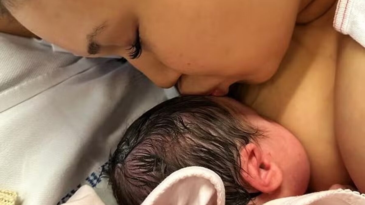 Mãe perde a guarda de bebê uma hora após o parto; entenda o caso Caso mobilizou protestos em diferentes países