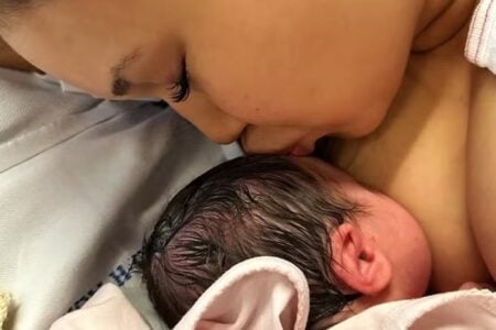 Mãe perde a guarda de bebê uma hora após o parto; entenda o caso Caso mobilizou protestos em diferentes países