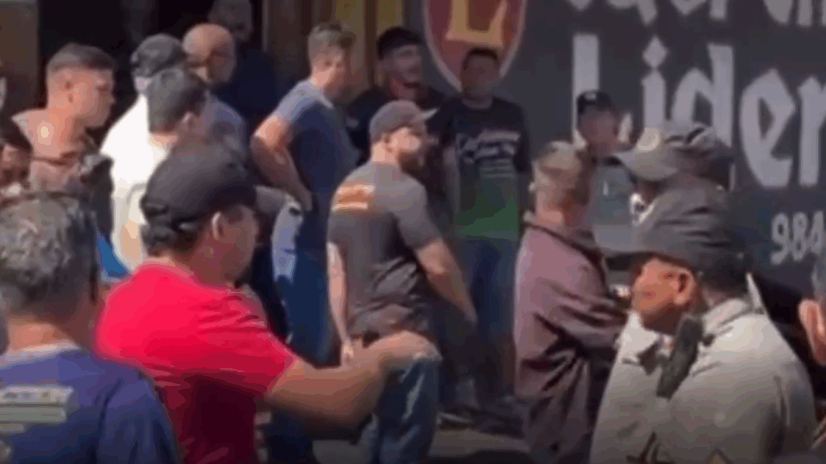 PMs em diálogo com comerciantes na Vila Canaã (Foto: reprodução/redes sociais)