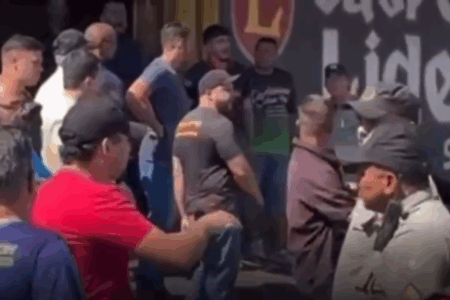 PMs em diálogo com comerciantes na Vila Canaã (Foto: reprodução/redes sociais)