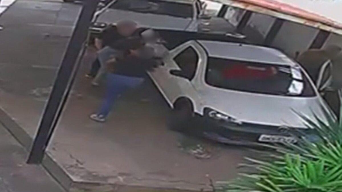 É possível ver quando a irmã da vítima abre a porta do carro Vídeo mostra quando mulher é raptada antes de ser internada à força em Goiânia