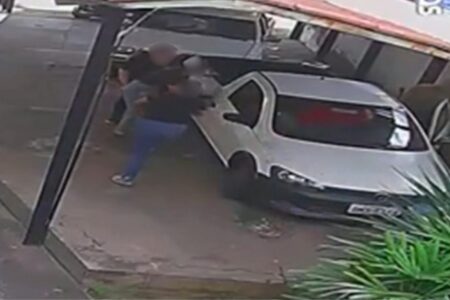 É possível ver quando a irmã da vítima abre a porta do carro Vídeo mostra quando mulher é raptada antes de ser internada à força em Goiânia