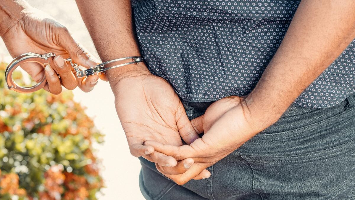 Homem preso após tentar forçar garota de programa a manter relações sexuais após o período combinado (Foto: Freepik)