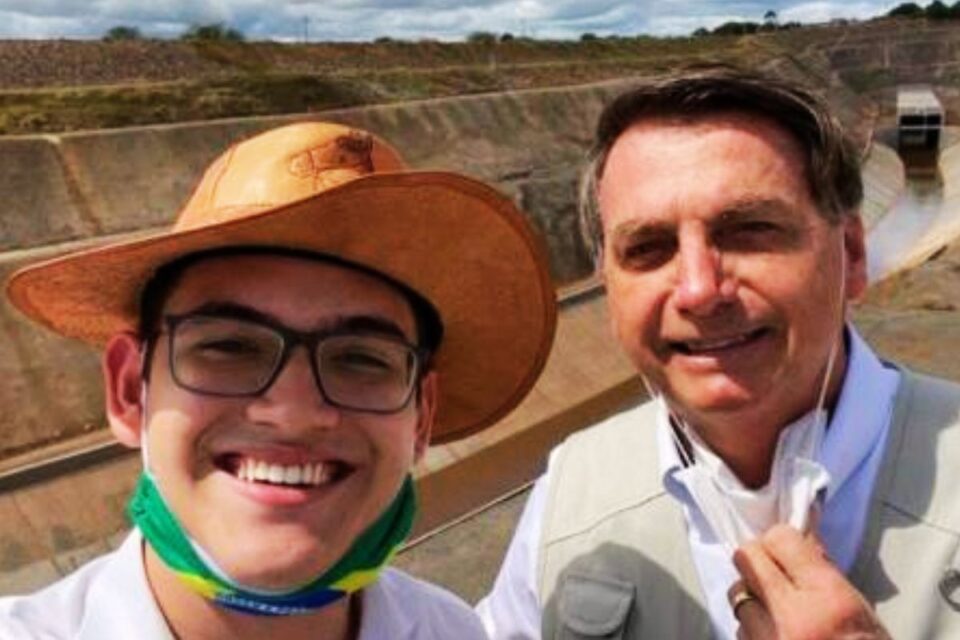 Carmelo "Bolsonaro" ao lado do ex-presidente (Foto: Reprodução)