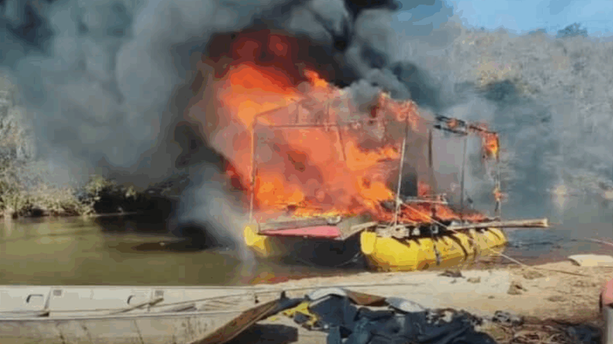 Batalhão Ambiental explodiu balsa utilizada para garimpo ilegal (Foto: Reprodução)