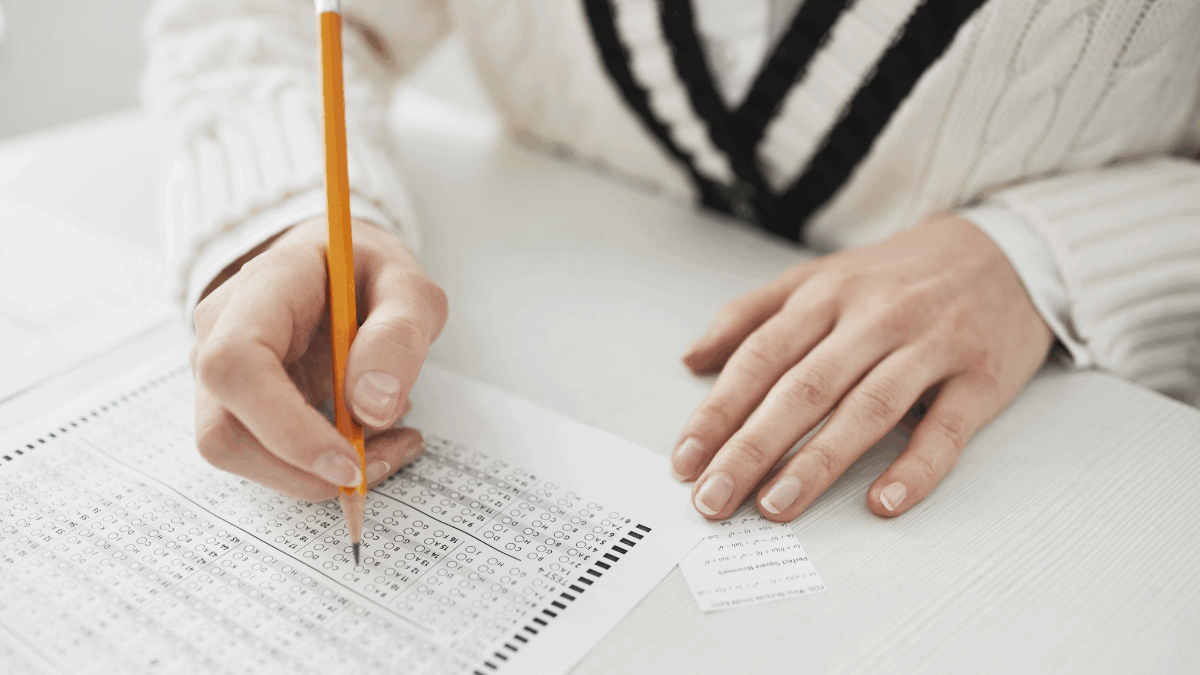 Imagem de uma pessoa preenchendo um gabarito
