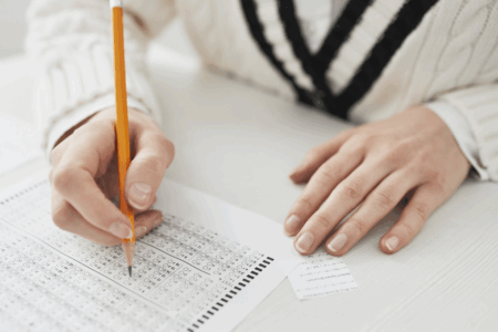 Imagem de uma pessoa preenchendo um gabarito