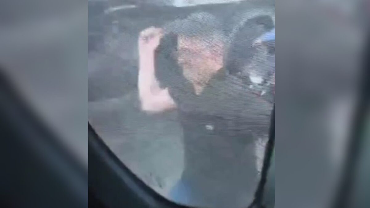 Homem quebra van da saúde de Hidrolândia com uma chave de roda após acidente em Goiânia