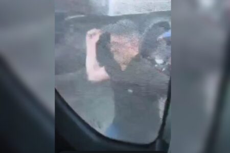 Homem quebra van da saúde de Hidrolândia com uma chave de roda após acidente em Goiânia