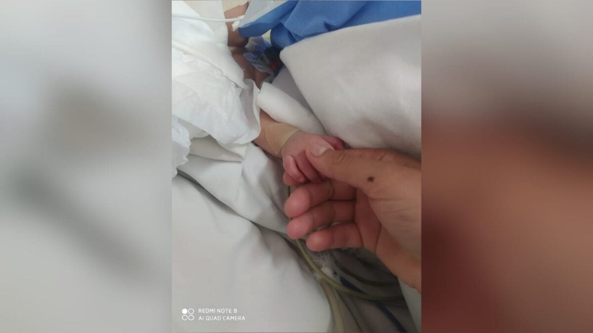 Imagem da bebê no hospital