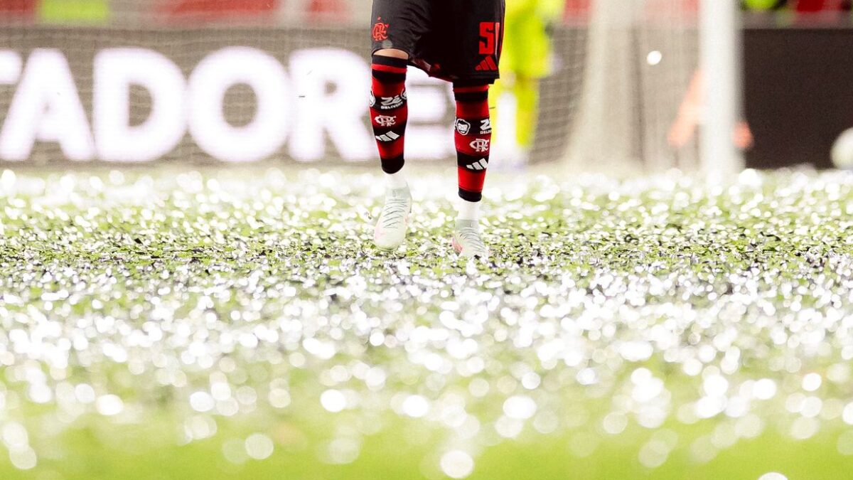Por conta de chuva de papel, o jogo começou 20 minutos atrasados