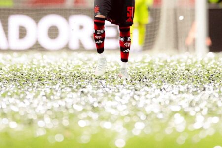 Por conta de chuva de papel, o jogo começou 20 minutos atrasados