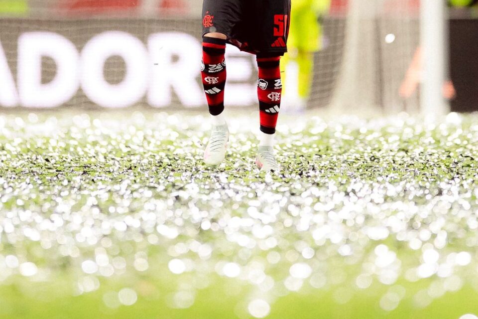 Por conta de chuva de papel, o jogo começou 20 minutos atrasados