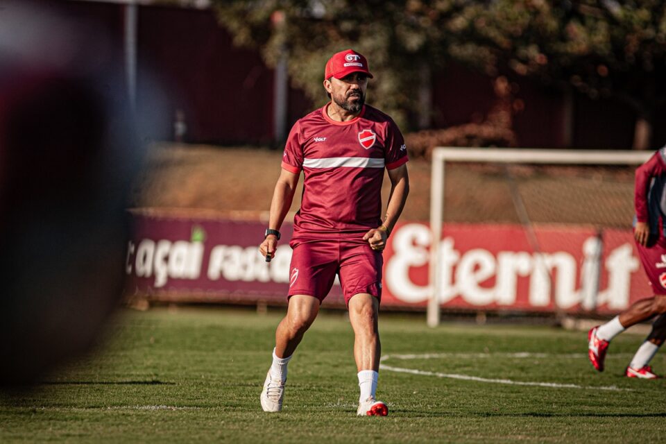Luizinho Lopes em treino pelo Vila Nova