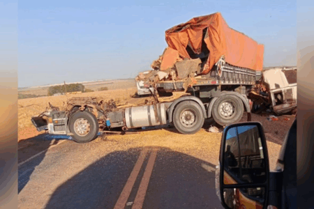 Colisão entre carretas (Foto: Reprodução)