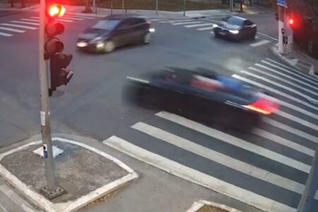 Vídeo mostra momento que Gato Preto fura sinal e causa acidente Influencer estava no carro com Bia Miranda, neta de Gretchen