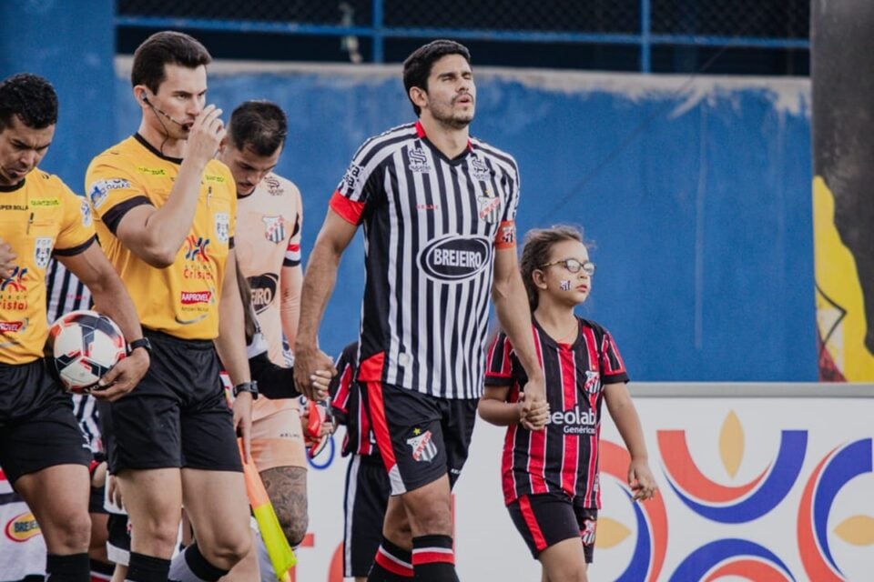Victor Oliveira, zagueiro do Anápolis