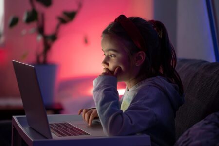 Senado aprova projeto contra adultização de crianças na internet Texto segue agora para sanção presidencial