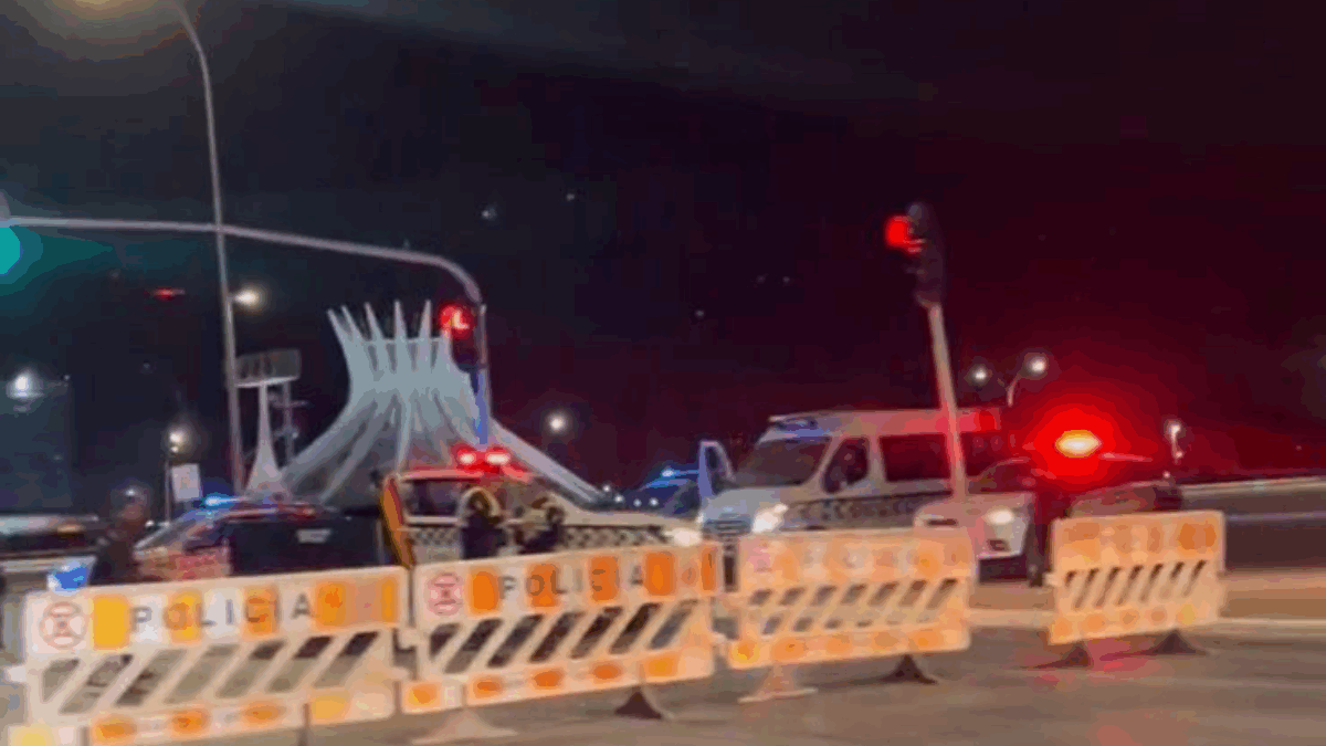 Imagem das barreiras impedindo a manifestação de chegar até a Esplanada