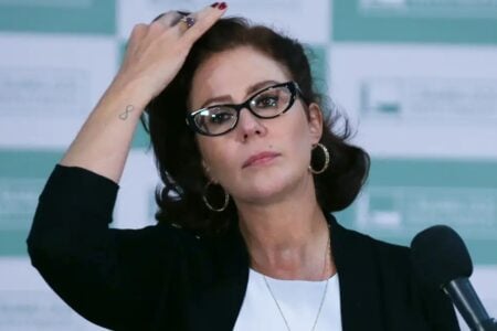 Câmara contraria STF e mantém mandato de Carla Zambelli Parlamentar foi condenada à perda de mandato pelo STF deputados deram a palavra final