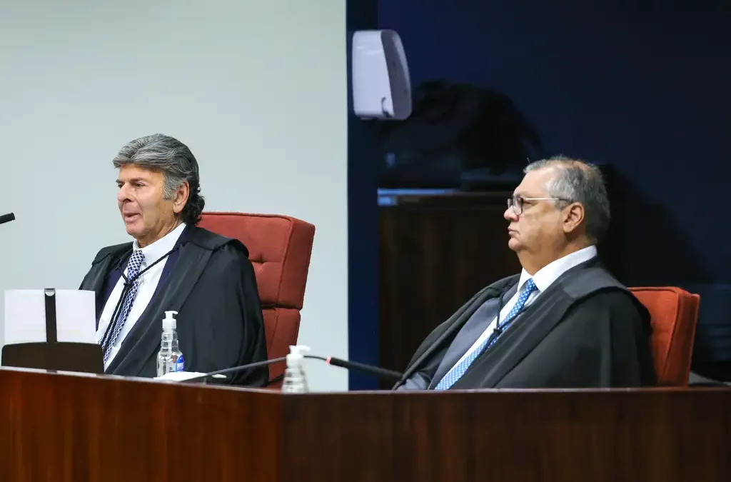 Dino ironiza Luiz Fux sobre livrar de réus da trama golpista; vídeo Mauro Cid vossa excelência já votou?, pergunta Dino após Fux, que riu