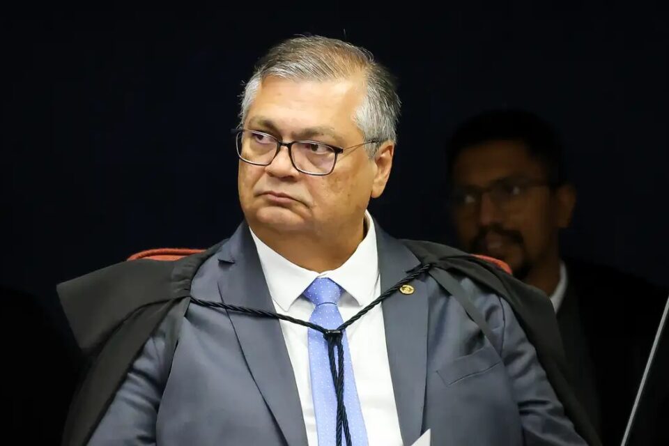 Flávio Dino é hostilizado em avião na véspera do julgamento de Bolsonaro Ministro estava em voo de São Luís para Brasília; o que mulher disse