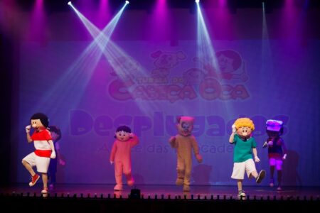 Teatro Madre Esperança Garrido recebe espetáculo infantil sobre brincadeiras fora das telas