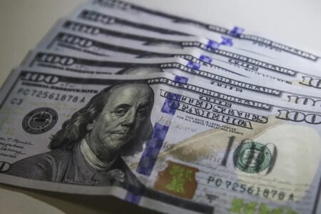 Dólar cai a R$ 5,35, menor patamar em 15 meses; Ibovespa fecha em queda