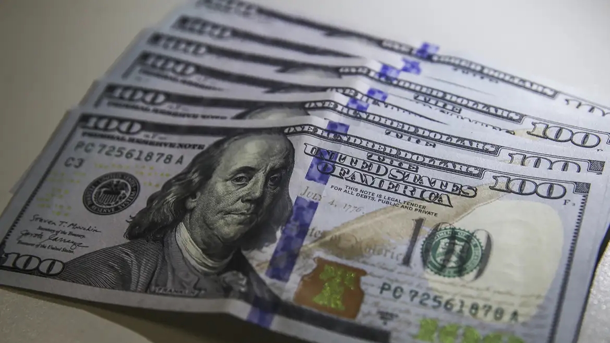 Dólar cai a R$ 5,35, menor patamar em 15 meses; Ibovespa fecha em queda