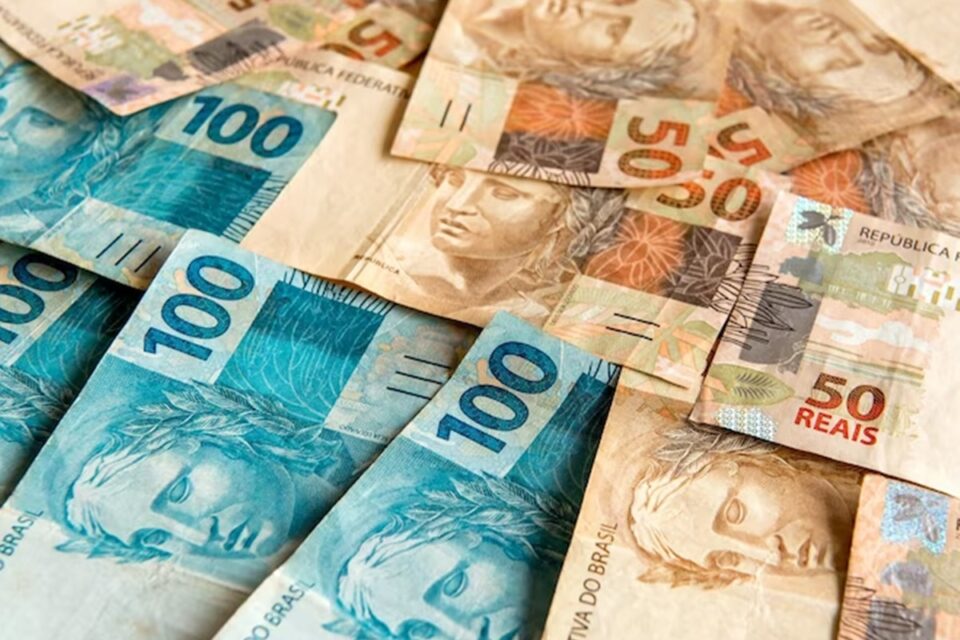 Brasileiros têm dinheiro esquecido nos bancos; saiba como sacar Banco Central libera novos valores e alerta para prazo de saque