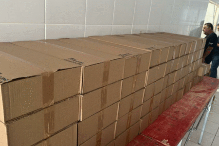 Imagem de caixas de papelão com os antídotos