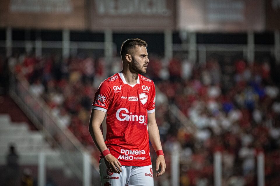 Gabriel Poveda em jogo pelo Vila Nova