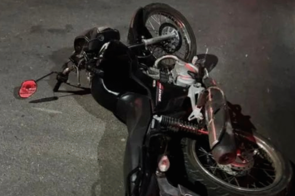 Motociclista morre após bater em poste de energia na Vila Alzira, em Aparecida