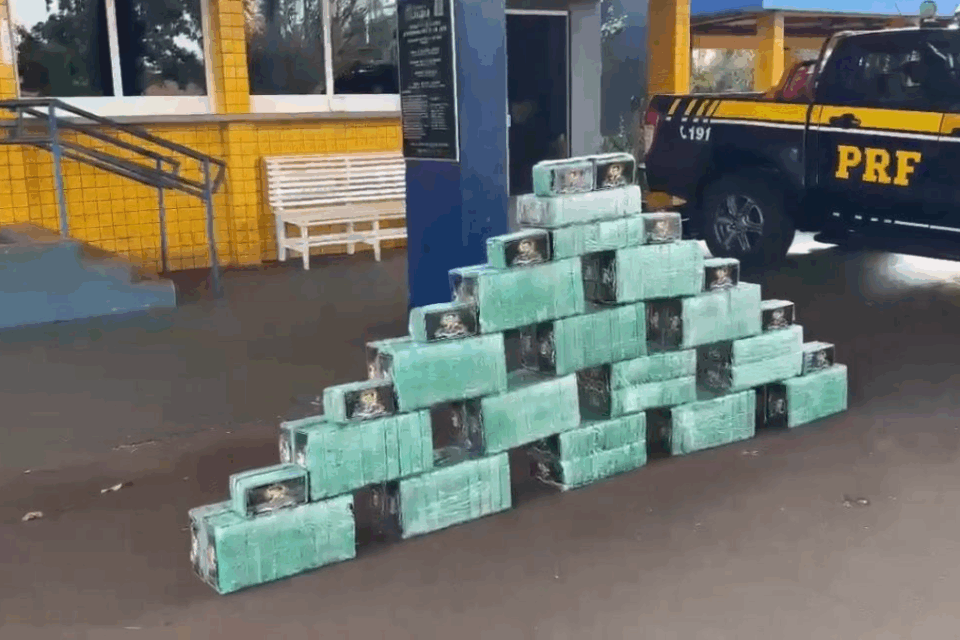 PRF intercepta dois caminhões e apreende 330 kg de cocaína em Jataí