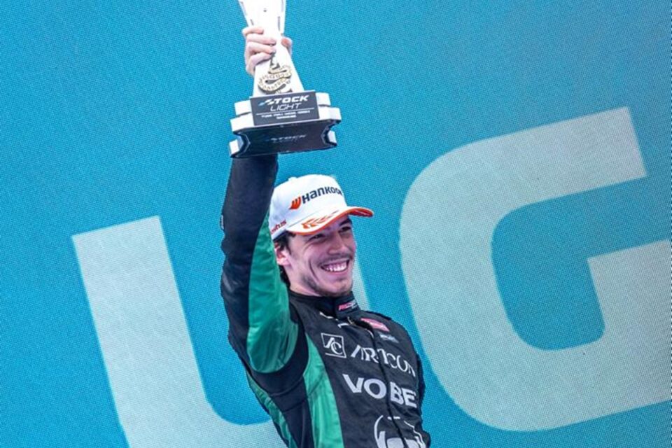 Mathias de Valle comemora vitória na Stock Light