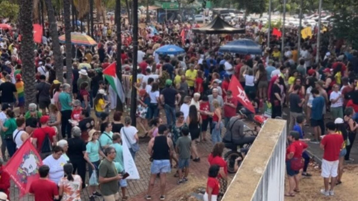 Movimentos sociais se concentram na Praça Universitária em protesto contra a PEC da Blindagem Protesto mobilizações pelo país