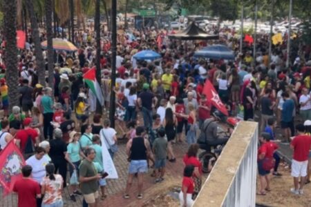Movimentos sociais se concentram na Praça Universitária em protesto contra a PEC da Blindagem Protesto mobilizações pelo país