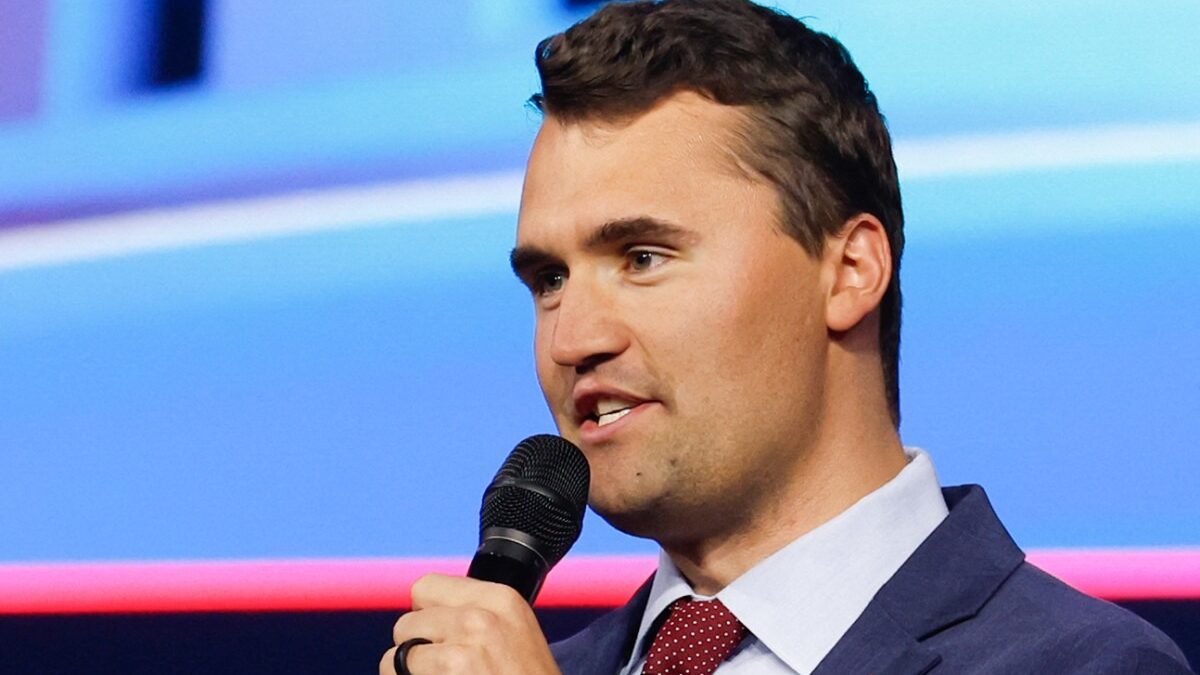Governo Trump promete revogar visto de médico brasileiro que celebrou morte de Charlie Kirk Neurocirurgião publicou um salve