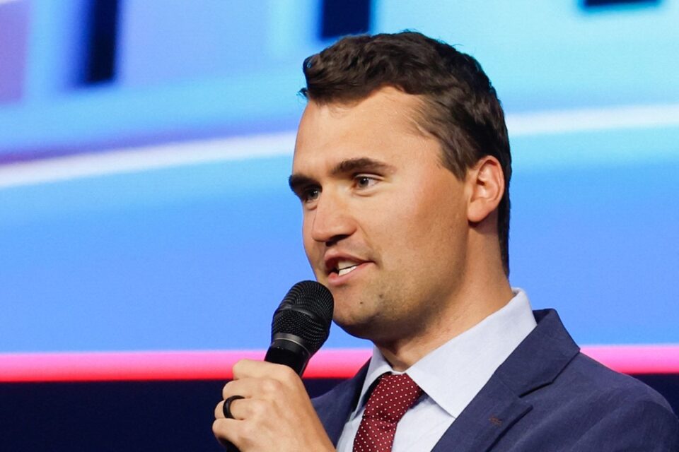 Governo Trump promete revogar visto de médico brasileiro que celebrou morte de Charlie Kirk Neurocirurgião publicou um salve