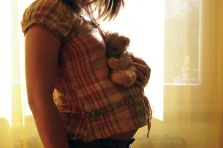 Homem é preso por manter namorada de 13 anos grávida em cárcere privado